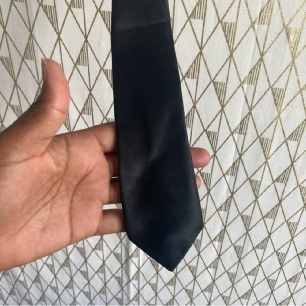 Simple black tie​